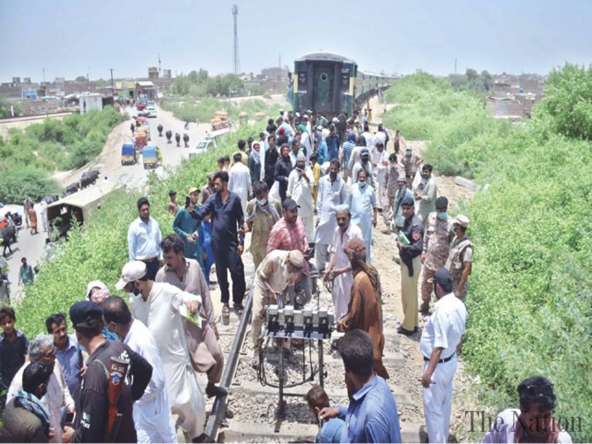 Karachi bound Khyber Mail derailed near Mian Channu amid brake failure